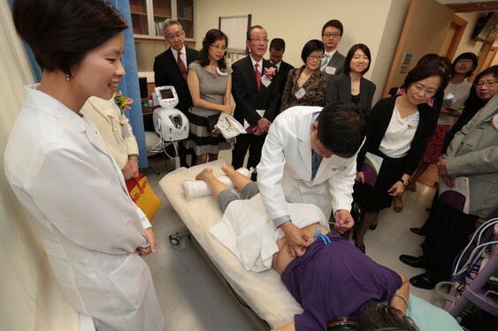 Medical practitioners of HKIIM explain the integrated medicine model applied in chronic pain treatment to the guests.