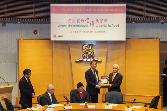 Professor Joseph Sung presents a souvenir to Dr Charles Yeung