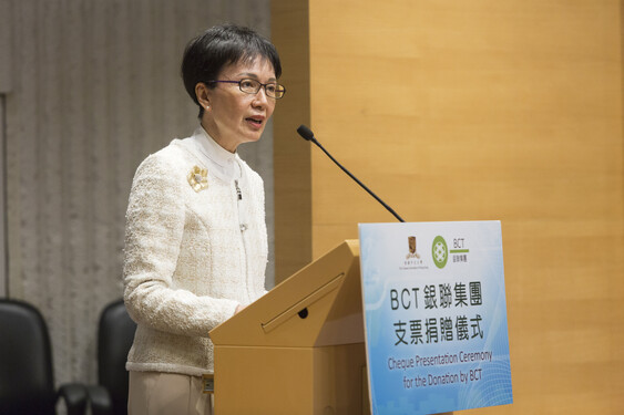 Ms Lau Ka-shi delivers a speech at the ceremony<br />
