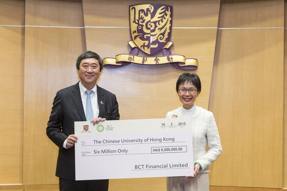 Ms Lau Ka-shi presents a cheque to Professor Joseph Sung<br />
