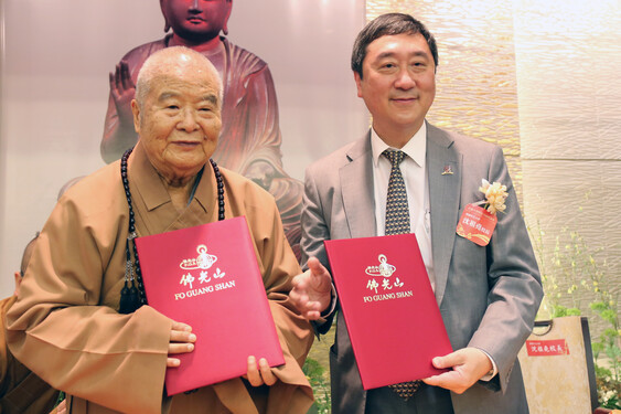 佛光山開山星雲大師（左）與香港中文大學校長沈祖堯教授（右）在佛光山進行學術合作簽約。<br />
<br />
*承蒙佛光山提供照片