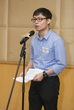 学生代表吴伟新致辞，感谢冼为坚博士对文史哲学生的支持。