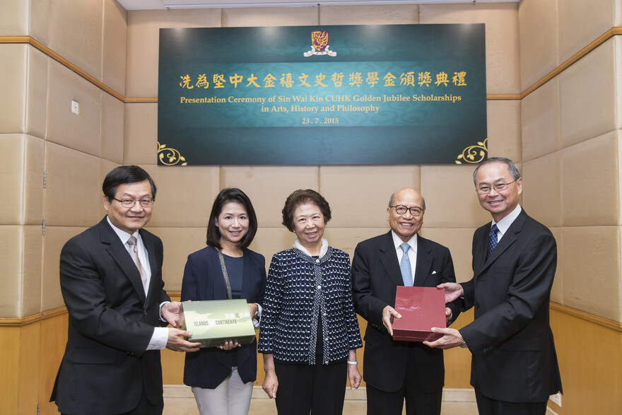 Professor Fok and Professor Leung presented souvenirs to Dr. Sin Wai-kin and his family to thank their unfailing support to the University.

