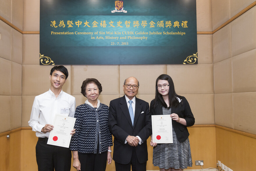 Group photo with Dr. Sin Wai-kin and his family.
