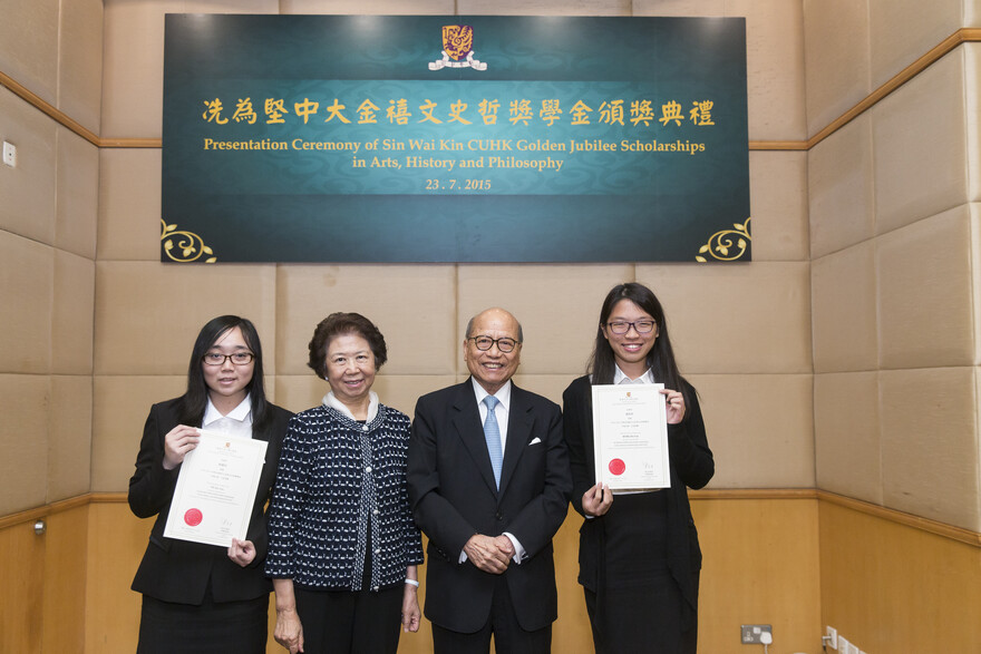 Group photo with Dr. Sin Wai-kin and his family.
