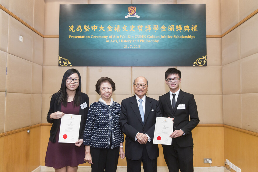 Group photo with Dr. Sin Wai-kin and his family.
