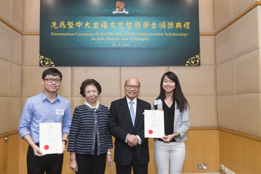 Group photo with Dr. Sin Wai-kin and his family.

