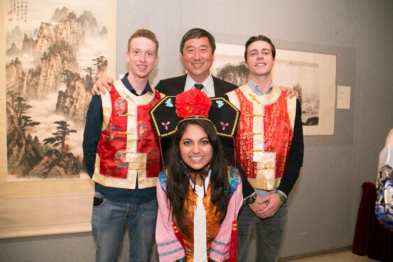 國際學生穿上中國傳統服飾。