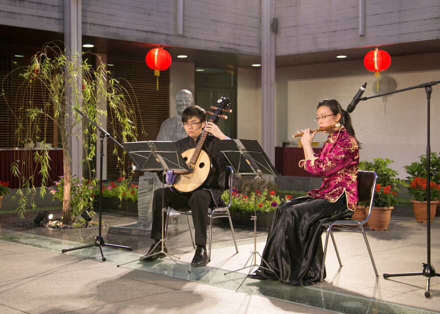 新亚书院国乐会演奏两首中乐《采茶扑蝶》及《欢欣舞曲》。