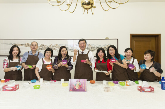 Professor Sung made Chinese sweet dumplings with alumni<br />
