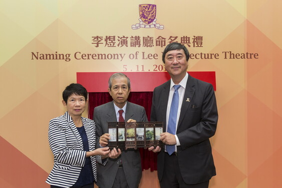 Professor Sung presented souvenir to Mr and Mrs Tang<br />
<br />
