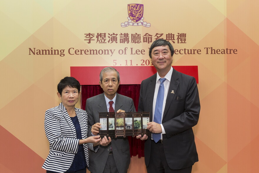 Professor Sung presented souvenir to Mr and Mrs Tang


