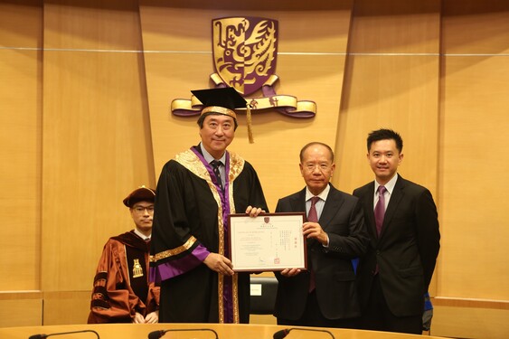 (From left) Professor Joseph J Y Sung, Vice-Chancellor and President, CUHK presents a certificate of appreciation to Mr Patrick W M Huen, Vice-Chairman of the Board of Trustees and Chairman of the Board of Directors of the Dr Stanley Ho Medical Development Foundation and Mr Ian Huen, Member of the Board of Trustees of the Foundation.