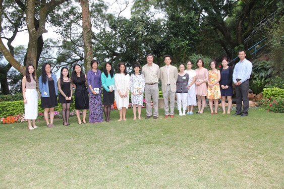 Officiating guests and award recipients: (5th from left) Mrs Martin Tang, sponsor of the Madeleine Tang Friends Research and Education Fund Awards; (6th from left) Mrs Rebecca Sung (7th from left) Mrs Sagiri Dayal, new Chair of the Friends of the Art Museum; (8th from left) Professor Xu Xiaodong, Associate Director of the Art Museum of CUHK; (8th from right) Professor Joseph Sung, Vice-Chancellor and President of CUHK; and (7th from right) Professor Josh Yiu, Acting Director of the Art Museum of CUHK.<br />
