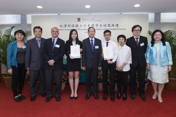 The Honourable Lai Tung-kwok presented certificates to scholarship recipients. <br />
