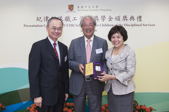 Professor Fok Tai-fai presented a souvenir to Dr Philip Wong and Dr Anita Leung.<br />

