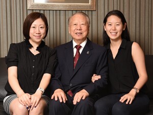 (左起)李德媞女士、李和聲博士及李薇欣小姐
